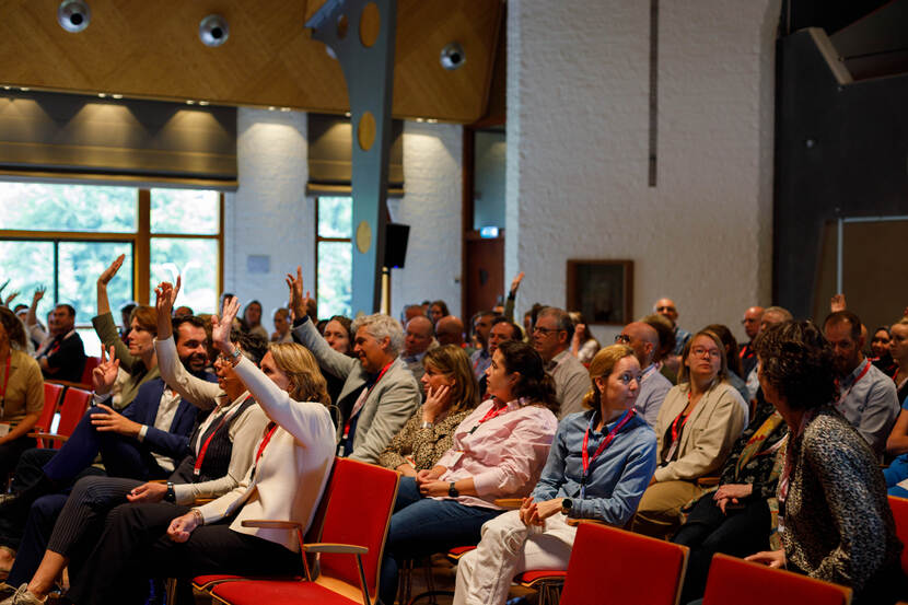 KIK-V dag 2025: handen in de lucht bij het publiek