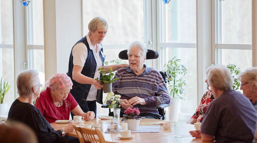 KIK-V  Koffietijd in de woonkamer van een verpleeghuis