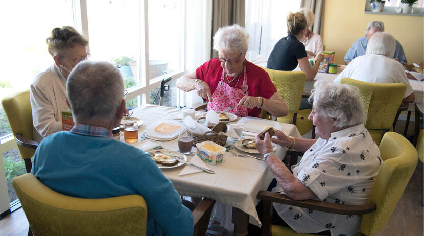 KIK-V Met zijn vieren aan de ontbijttafel in een verpleeghuis